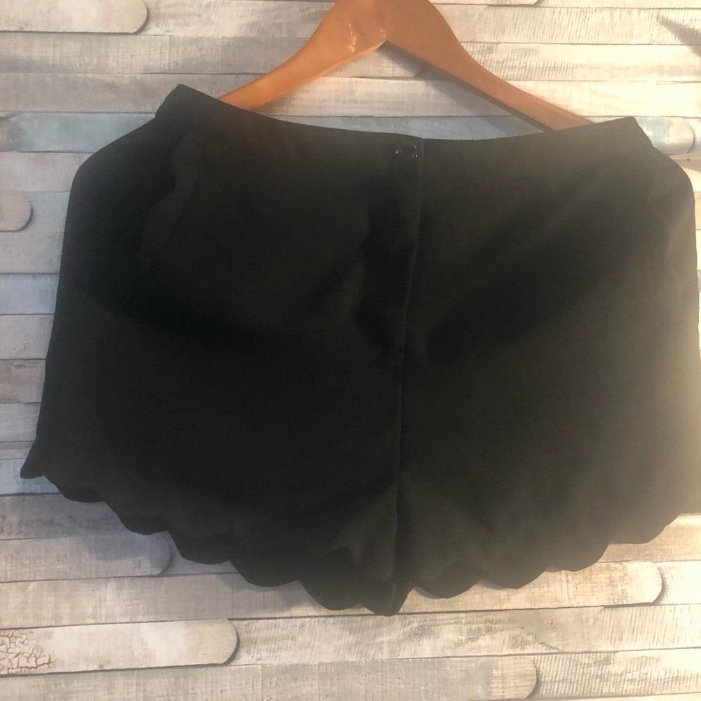 SANS SOUCI scalloped black shorts